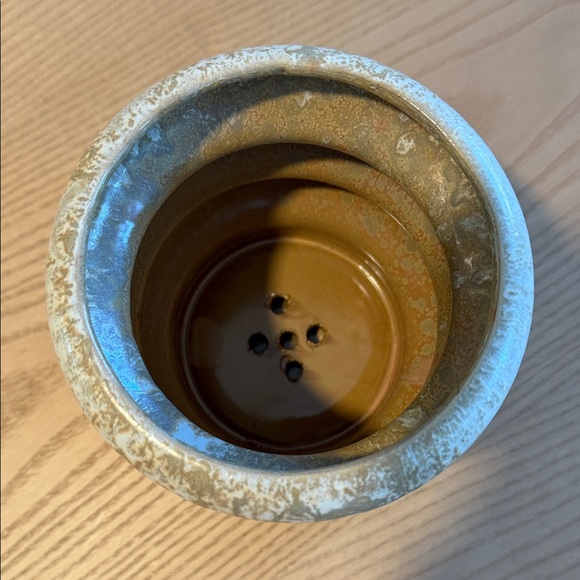 McGee & Co. - Ceramic planter w/ detachable bottom - Picture 2 of 3